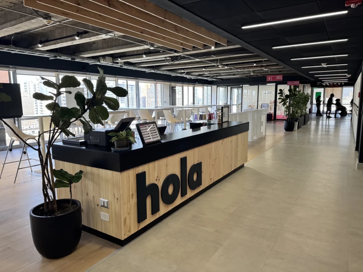 Recepción y áreas comunes de las oficinas de Fundación Chile